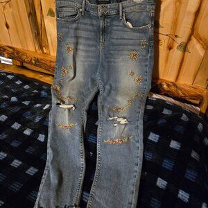 Lucky Brand Embroidered Jeans.  EUC 12/31